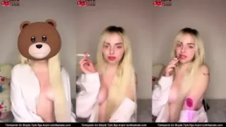 Sarışın Kızın Çıplak Gösterisi