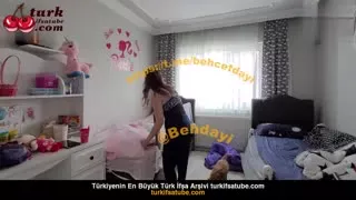 Zeynep Tümbek ifşa, YouTube’da izlenen 13. videoda cinsel içerikli görüntüler ve çıplak fotoğraflar sergileniyor
